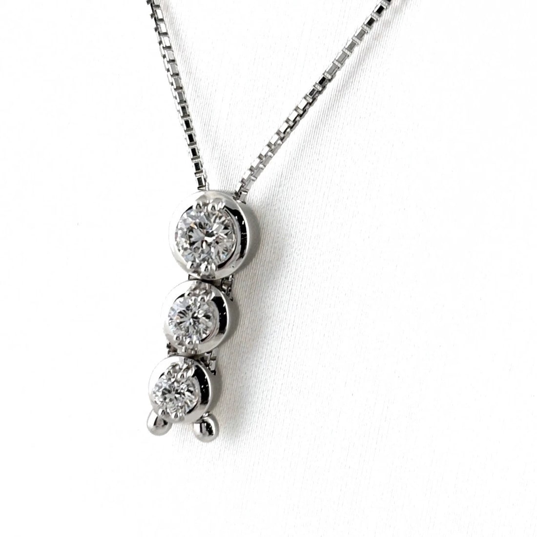 TASAKI MELEE DIAMOND NECKLACE WG PENDANT NECKLACE: TASAKI melee diamond Necklace WG Pendant Necklace Brand: TASAKI Type/Style: Necklace Material: 18K WG, Main Stone/Creation Natural Color: White Gold Size: Chain width 0.9mm(0.0") Total length of the