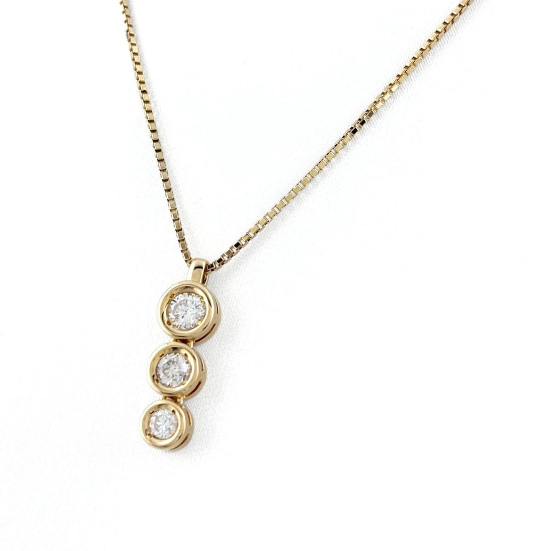 MELEE DIAMOND DESIGN YG YELLOWGOLD PENDANT NECKLACE: melee diamond design YG YellowGold Pendant Necklace Brand: Unbranded Type/Style: Necklace Material: 18KYellowGold, Main Stone/Creation Natural Color: YellowGold Size: Chain / code 40cm(15.7") Carat We