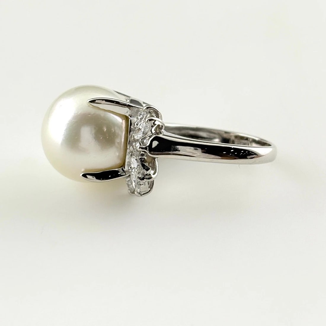 PEARL DESIGN RING PLATINUM MELEE DIAMOND RING PEARL RING: pearl design ring Platinum melee diamond ring Pearl Ring Brand: Unbranded Type/Style: Ring Material: Pt900, Main Stone/Creation Pearl diamond Color: silver Size: US 5 to 5.5 Accessories: None