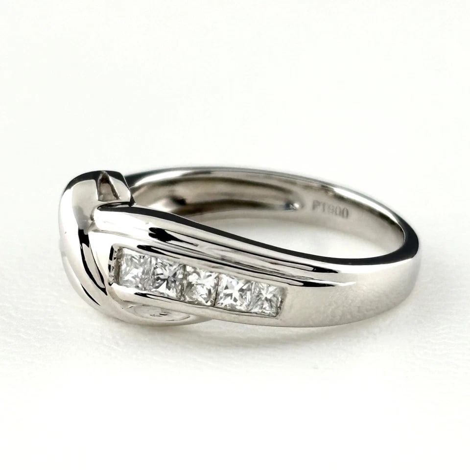MELEE DIAMOND DESIGN PLATINUM RING: melee diamond design Platinum Ring Brand: Unbranded Type/Style: Ring Material: Pt900, Main Stone/Creation Natural Color: None Size: US 5 Accessories: None Accessories Notice: When purchasing