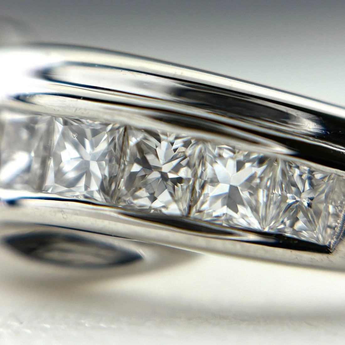 MELEE DIAMOND DESIGN PLATINUM RING - 2