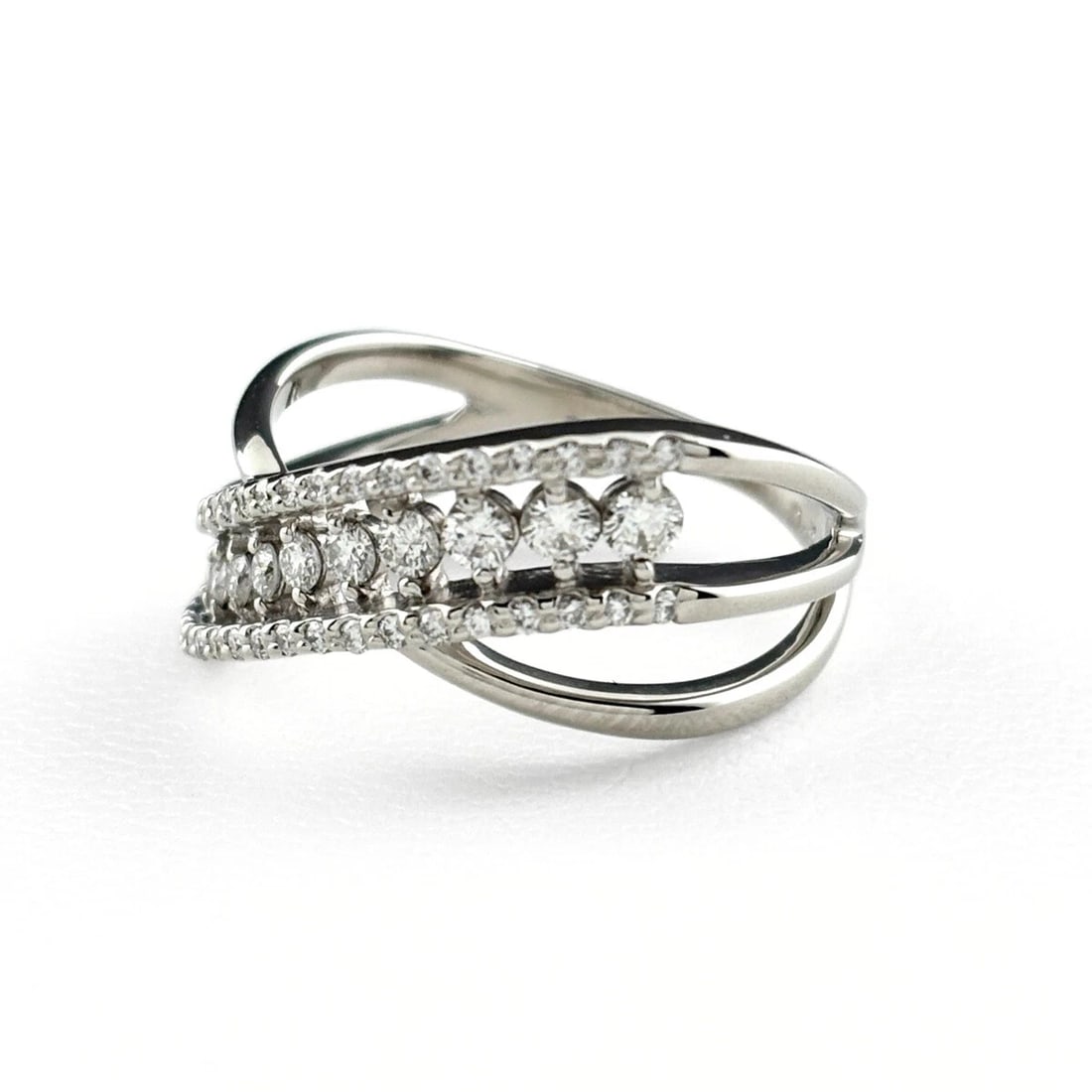 MELEE DIAMOND DESIGN PLATINUM RING: melee diamond design Platinum Ring Brand: Unbranded Type/Style: Ring Material: Pt900, Main Stone/Creation Natural Color: None Size: US 6.5 Accessories: None Accessories Notice: When purchasing