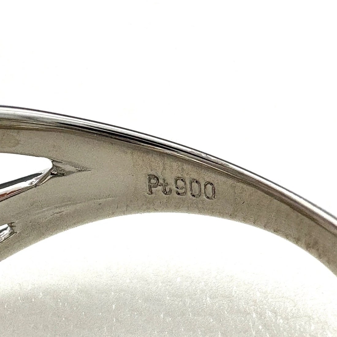 MELEE DIAMOND DESIGN PLATINUM RING - 2