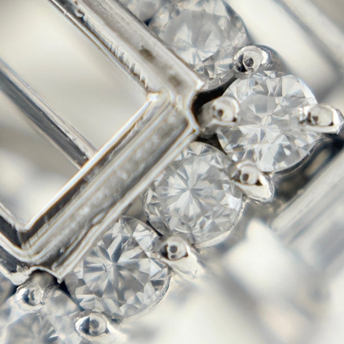 MELEE DIAMOND DESIGN PLATINUM RING - 2