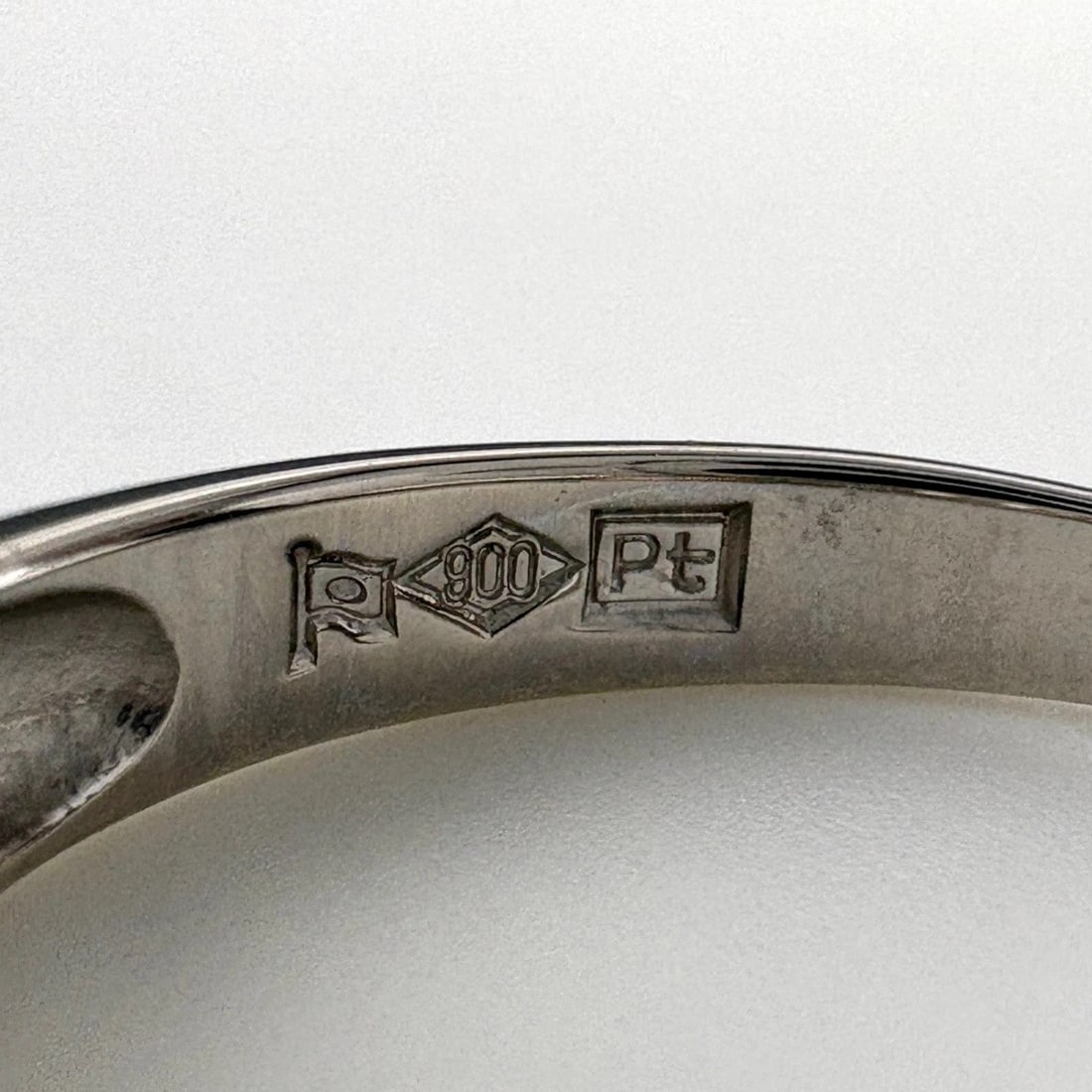 MELEE DIAMOND DESIGN PLATINUM RING - 2