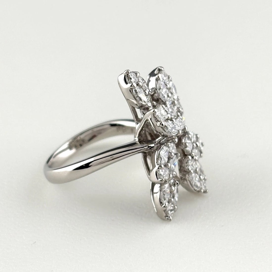 MELEE DIAMOND DESIGN PLATINUM RING - 2