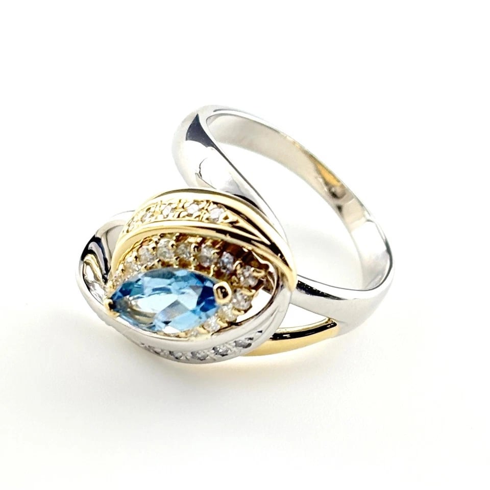 AQUAMARINE DESIGNPLATINUM YG MELEE DIAMOND RING: aquamarine designPlatinum YG Melee Diamond Ring Brand: Unbranded Type/Style: Ring Material: Pt90018KYellowGold, Main Stone/Creation Aquamarine Diamond Color: NoneYellowGold Size: US 8 Accessories: