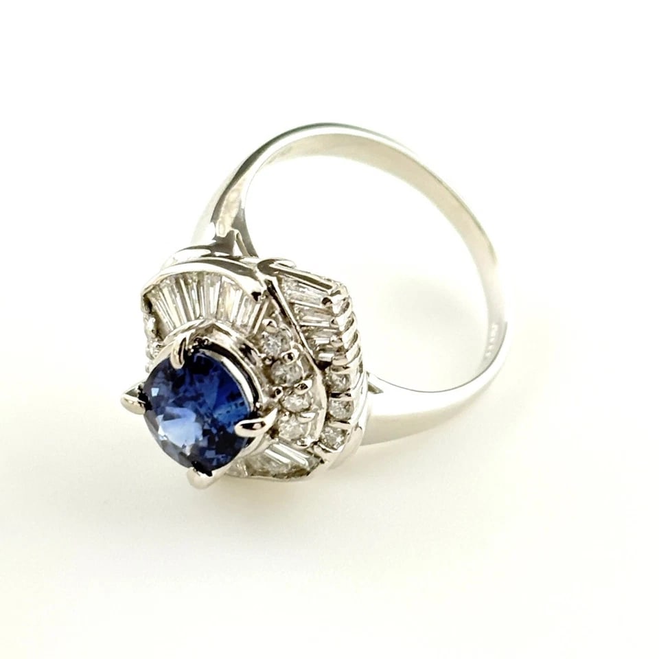 SAPPHIRE DESIGN PLATINUM MELEE DIAMOND RING: sapphire design Platinum melee diamond Ring Brand: Unbranded Type/Style: Ring Material: Platinum900, Main Stone/Creation Sapphire Diamond Color: None Size: US 5.5 Accessories: None Accessories