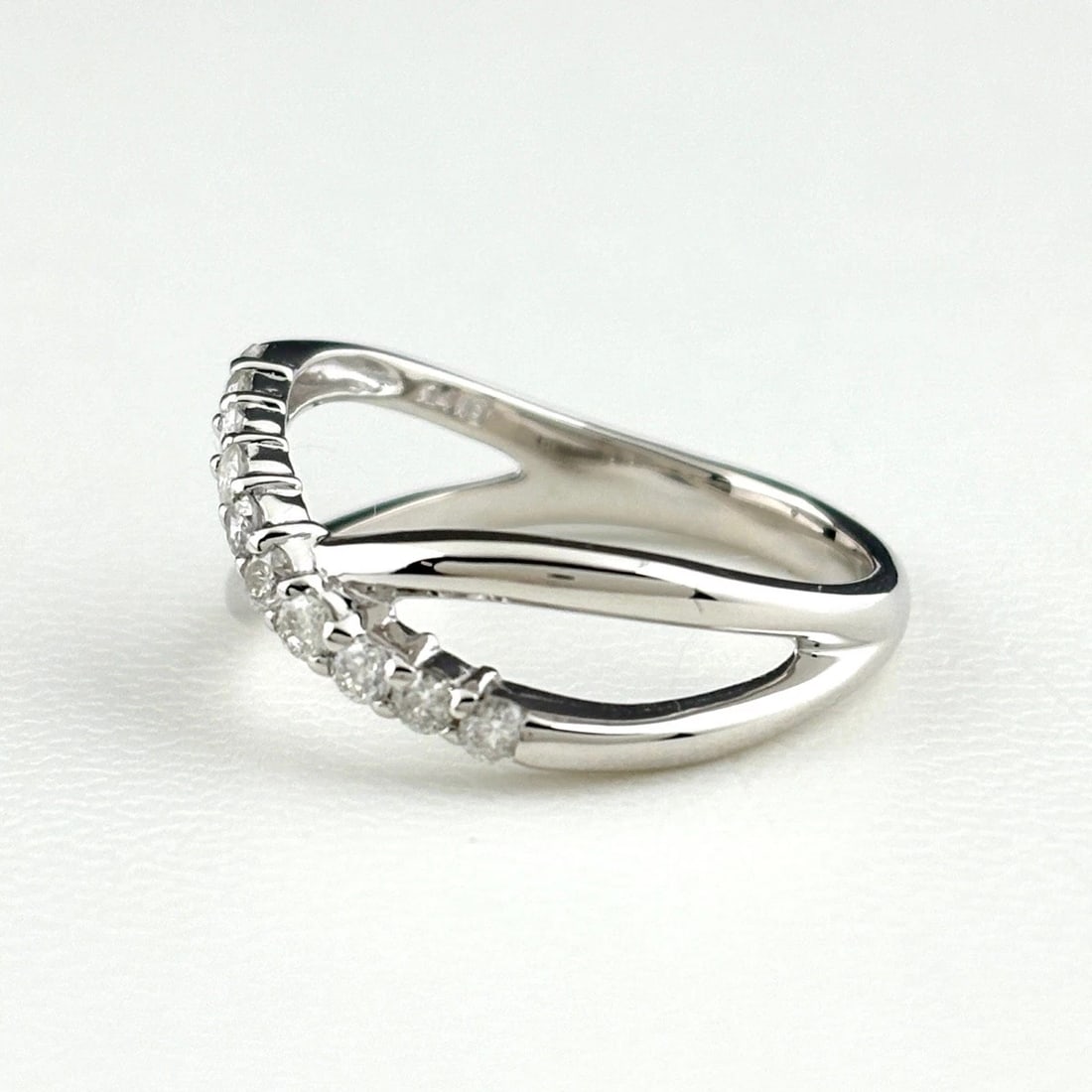 MELEE DIAMOND DESIGNWG RING: melee diamond designWG Ring Brand: Unbranded Type/Style: Ring Material: K14 WG, Main Stone/Creation Natural Color: White Gold Size: US 6.5 Accessories: None Accessories Notice: When purchasing