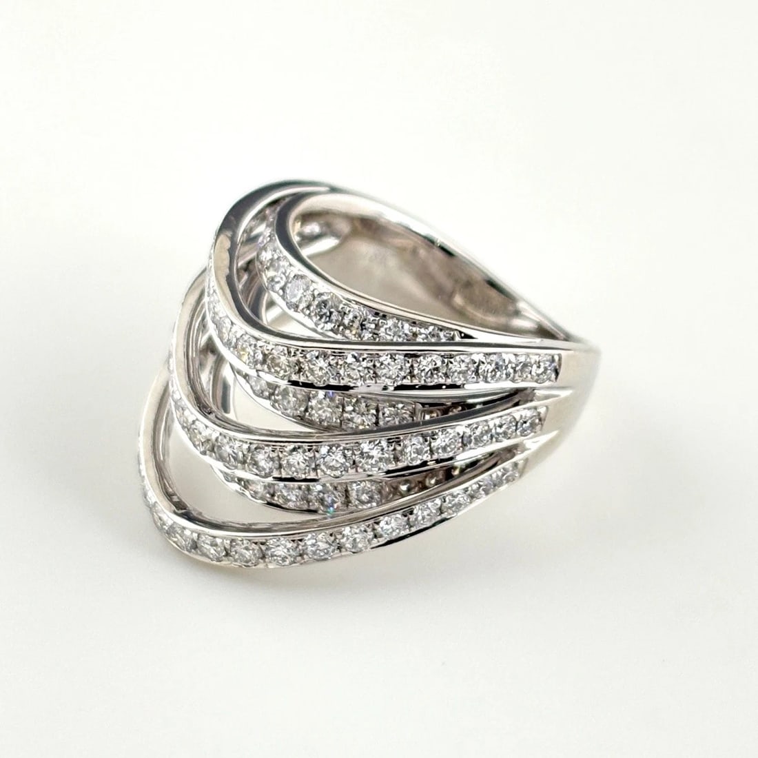 MELEE DIAMOND DESIGN RING: melee diamond design Ring Brand: Unbranded Type/Style: Ring Material: 18K 750, Main Stone/Creation Natural Color: Size: US 5.5 to 6 Accessories: None Accessories Notice: When purchasing pr