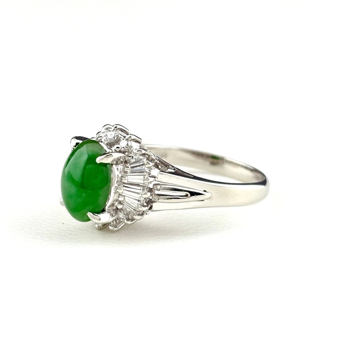 JADE DESIGN PLATINUM MELEE DIAMOND RING: jade design Platinum melee diamond Ring Brand: Unbranded Type/Style: Ring Material: Pt900, Main Stone/Creation Jade diamond Color: None Size: US 6 to 6.5 Accessories: None Accessories Notice: When