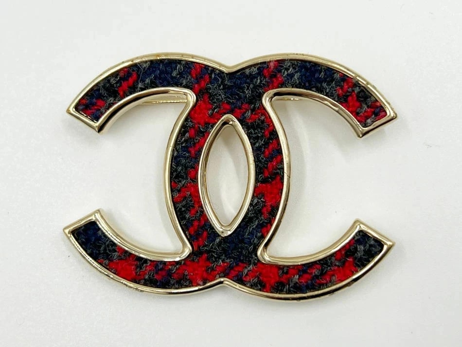 CHANEL CC BROOCH TWEED RED BLUE GOLD HARDWARE: CHANEL CC Brooch Tweed Red Blue Gold Hardware Brand: Chanel Type/Style: Brooch Material: Tweed, Color: Purple Size: W2.4in x H1.8in Accessories: None Accessories Notice: When purchasing pr