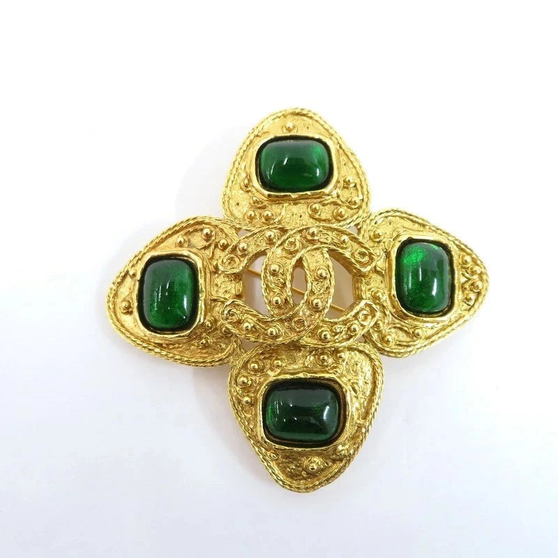 CHANEL GRIPORE BROOCH GOLD UNISEX: CHANEL Gripore Brooch Gold Unisex Brand: Chanel Type/Style: Brooch Material: Gold, Color: Gold Size: 2.6 in (65 mm) x 2.6 in (65 mm) Accessories: None Accessories Notice: When purchasing p