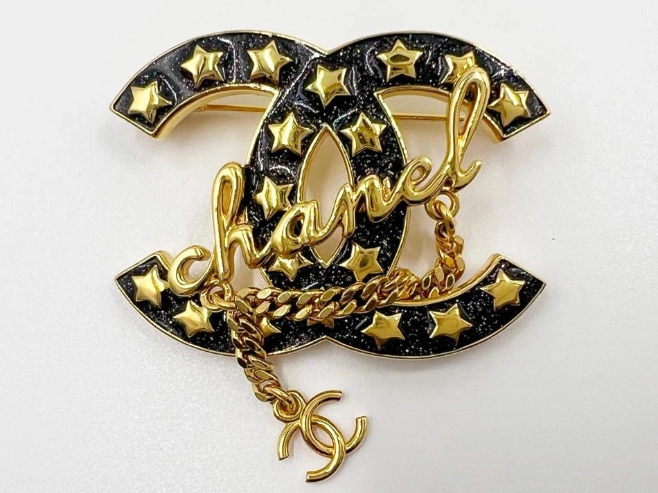 CHANEL STAR BROOCH GOLD HARDWARE: Chanel Star Brooch Gold Hardware Brand: Chanel Type/Style: Brooch Material: Gold-tone metal, glitter, Color: Gold Size: W 2 in x H 1.5 in Accessories: None Accessories Notice: When purchas