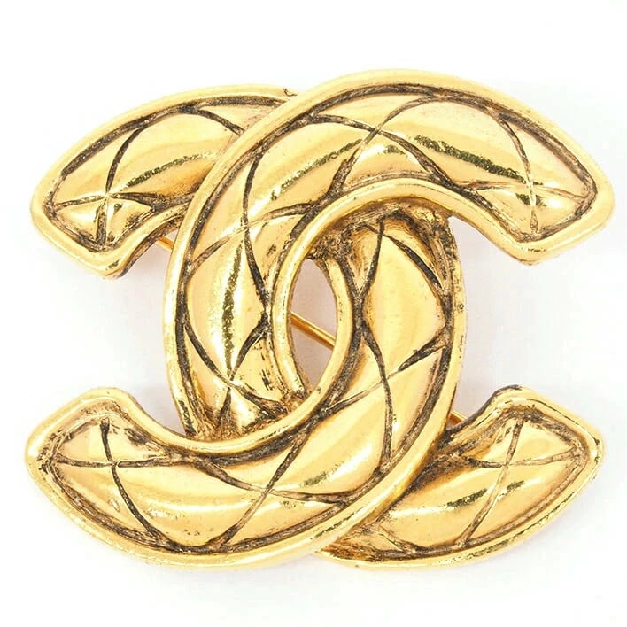 CHANEL COCOMARK MATELASSE BROOCH ROTATING: Chanel Cocomark Matelasse Brooch Rotating Brand: Chanel Type/Style: Brooch Material: Metal, Color: Not Specified Size: Motif height: 1.3 in (33.5 mm), width: 1.6 in (39.8 mm) Accessories: None