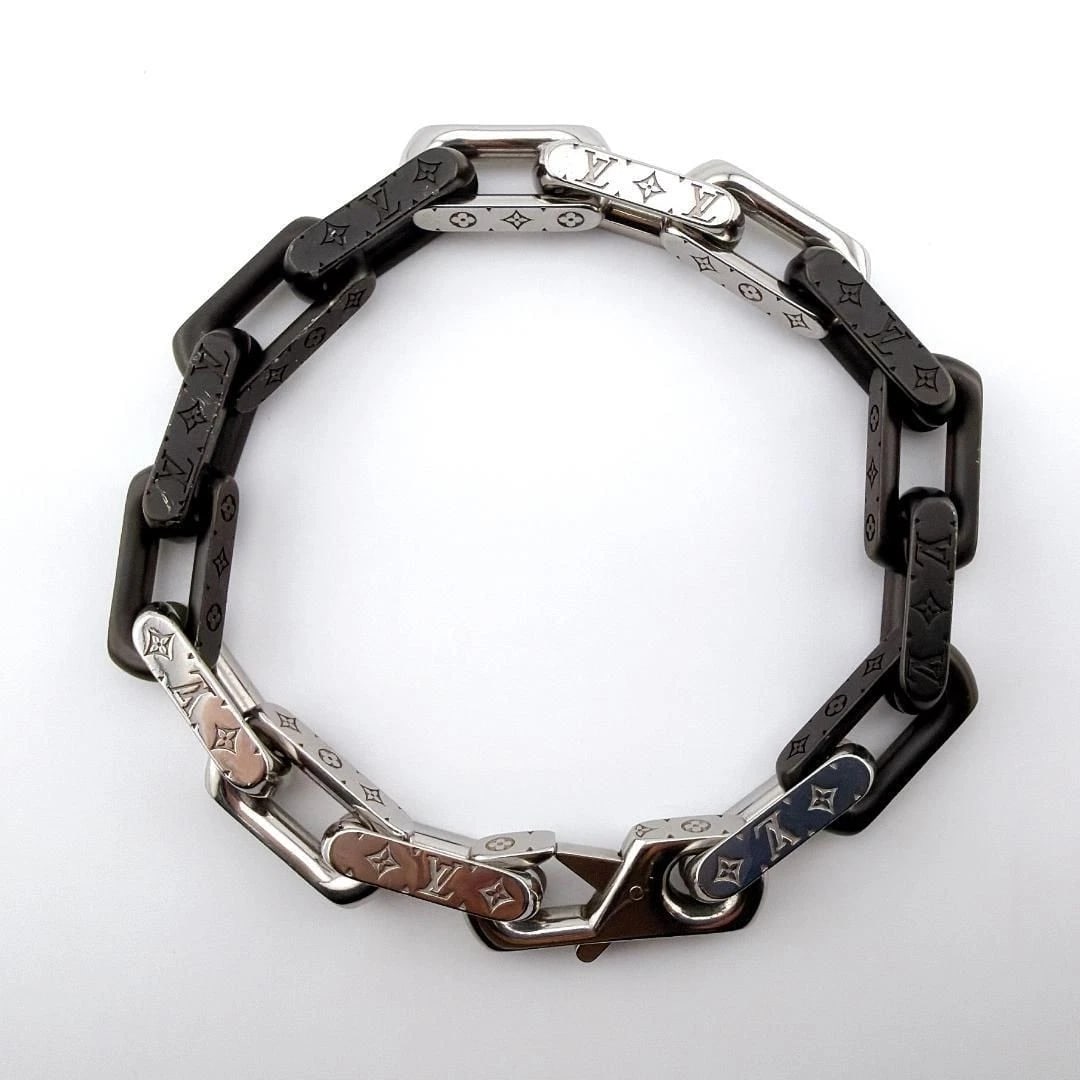 LOUIS VUITTON CHAIN BRACELET SILVER: Louis Vuitton Chain Bracelet Silver Brand: Louis Vuitton Type/Style: Bracelet Material: Leather, Color: Silver, Black Size: L, approximately 7.5 inches wrist circumference Accessories: None