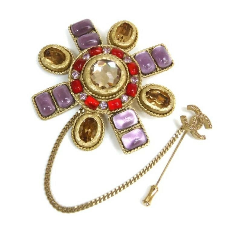 CHANEL BROOCH GRIPORE RED PINK: Chanel Brooch Gripore Red Pink Brand: Chanel Type/Style: Brooch Material: Not specified, Color: Red,Pink Size: W: 3.1 in, H: 3.1 in Accessories: None Accessories Notice: When purchasing pre-owned