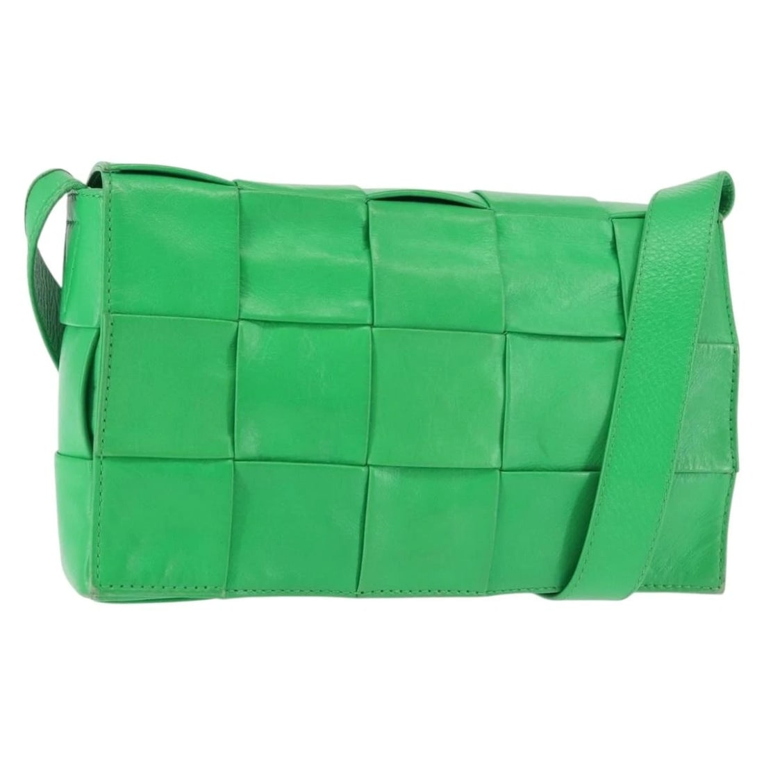BOTTEGA VENETA MAXI INTRECCIATO CASSETTE SHOULDER BAG: BOTTEGA VENETA MAXI INTRECCIATO Cassette Shoulder Bag Brand: BOTTEGAVENETA Type/Style: Shoulder Bag Material: Leather Color: Green Size: Size(Inch) W8.7 x H5.5 x D2.0inch(Approx) Accessories: None