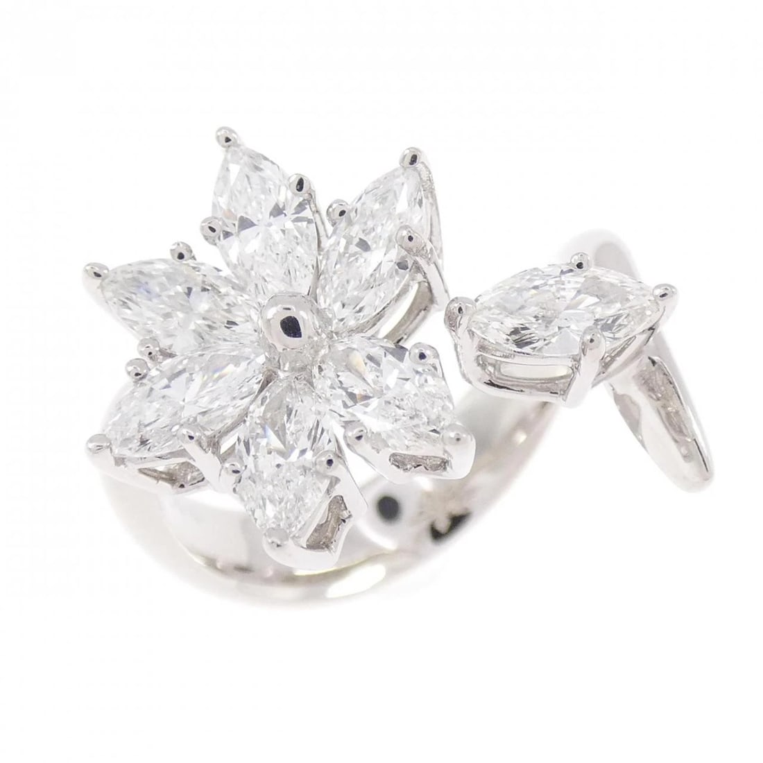 750WG FLOWER DIAMOND RING: 750WG Flower Diamond Ring Brand: Unbranded Type/Style: Diamond Ring Material: 750 white gold, Main Stone/Creation Natural Color: White gold Size: US 5 3/4 Accessories: None Accessories Not