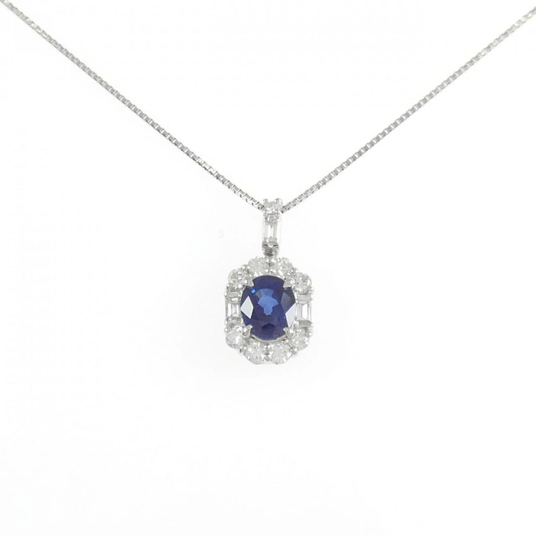 PT900/PT850 SAPPHIRE NECKLACE: PT900/PT850 Sapphire Necklace Brand: Unbranded Type/Style: Sapphire Necklace Material: Platinum900/Platinum850, Main Stone/Creation SapphireSecondary Stone Diamond Color: Silver Size: 45cmActual Size