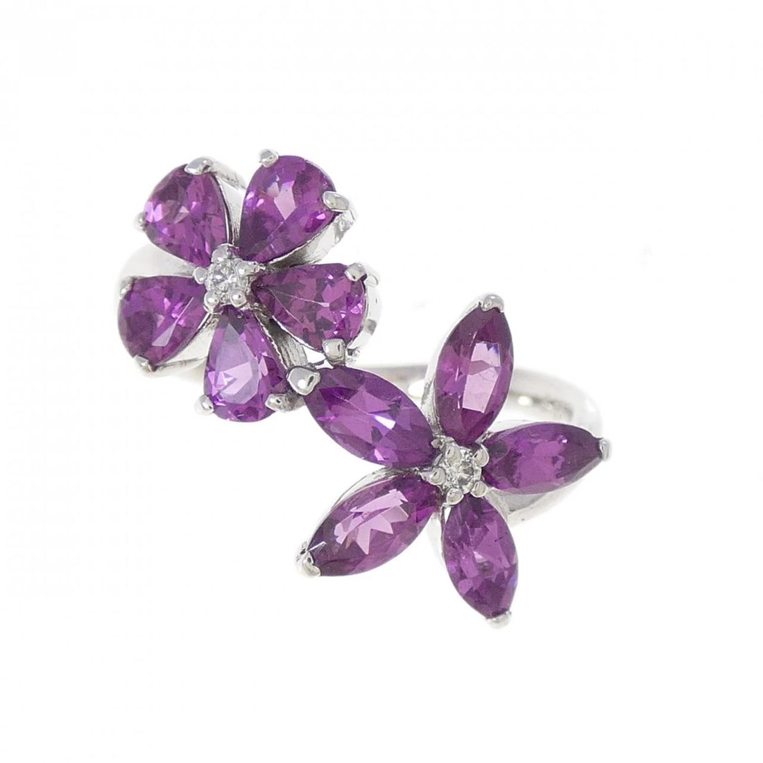 K18WG FLOWER GARNET RING: K18WG Flower Garnet Ring Brand: Unbranded Type/Style: Garnet Ring Material: K18 white gold, Main Stone/Creation Garnet Secondary Stone Diamond Color: White gold Size: US 5 3/4 Accessories: None