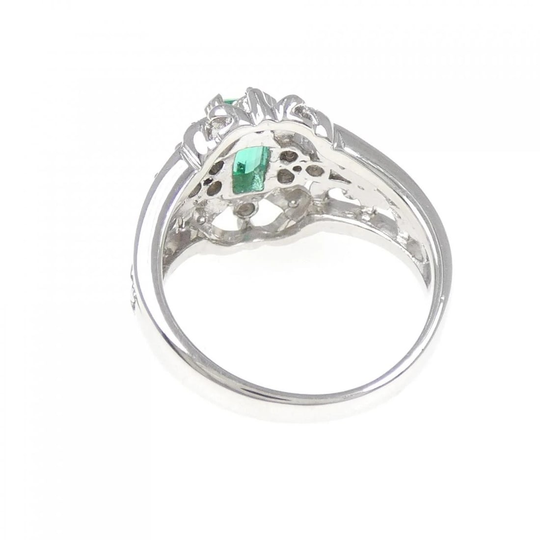 PT EMERALD RING: PT Emerald Ring Brand: Unbranded Type/Style: Emerald ring Material: Platinum, Main Stone/Creation Emerland Secondary Stone Diamond Color: Silver Size: US 5 1/4 Accessories: None Accessories Notice: