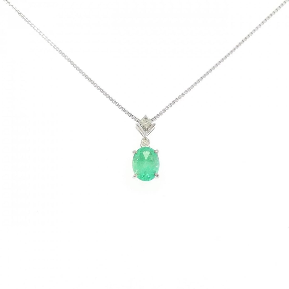 K18WG EMERALD NECKLACE: K18WG Emerald Necklace Brand: Unbranded Type/Style: Emerald Necklace Material: K18 white gold, Main Stone/Creation emerald Secondary Stone Diamond Color: White Gold Size: 46cmActual Size Pendant