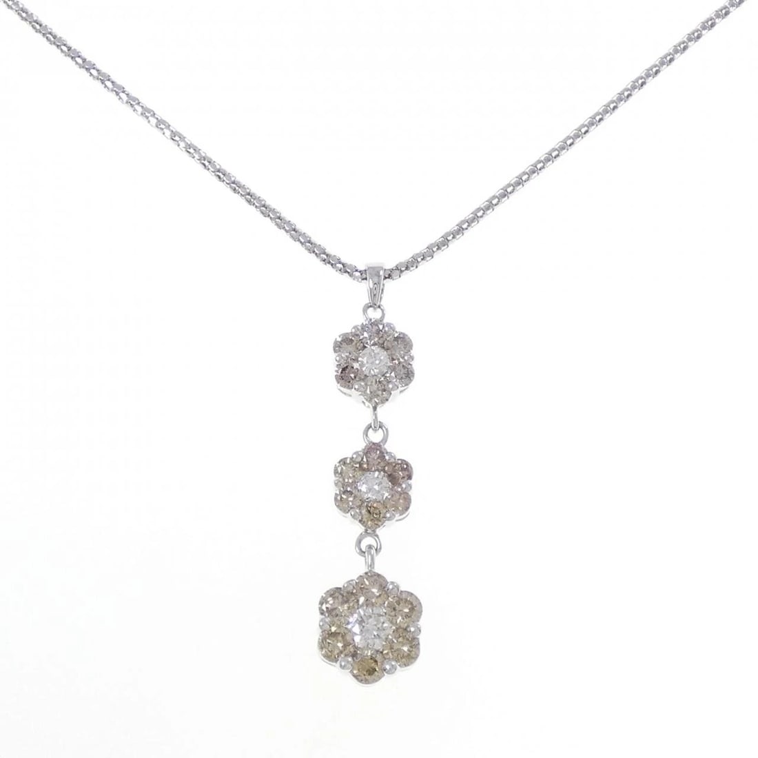 K18WG FLOWER DIAMOND NECKLACE: K18WG Flower Diamond Necklace Brand: Unbranded Type/Style: Diamond Necklace Material: K18 white gold, Main Stone/Creation Natural Color: White Gold Size: 46cmActual Size Pendant length approx. x