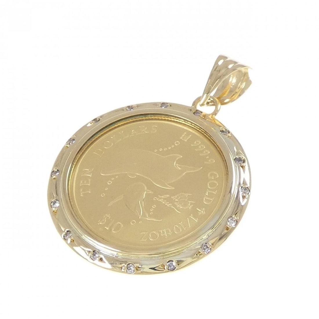 K18YG (FRAME) DIAMOND COIN PENDANT: K18YG (frame) Diamond Coin Pendant Brand: Unbranded Type/Style: Diamond Coin Material: 18K Yellow Gold, Main Stone/Creation Natural Color: Yellow Gold Size: Actual Size Approx. length x width: 35.5mm