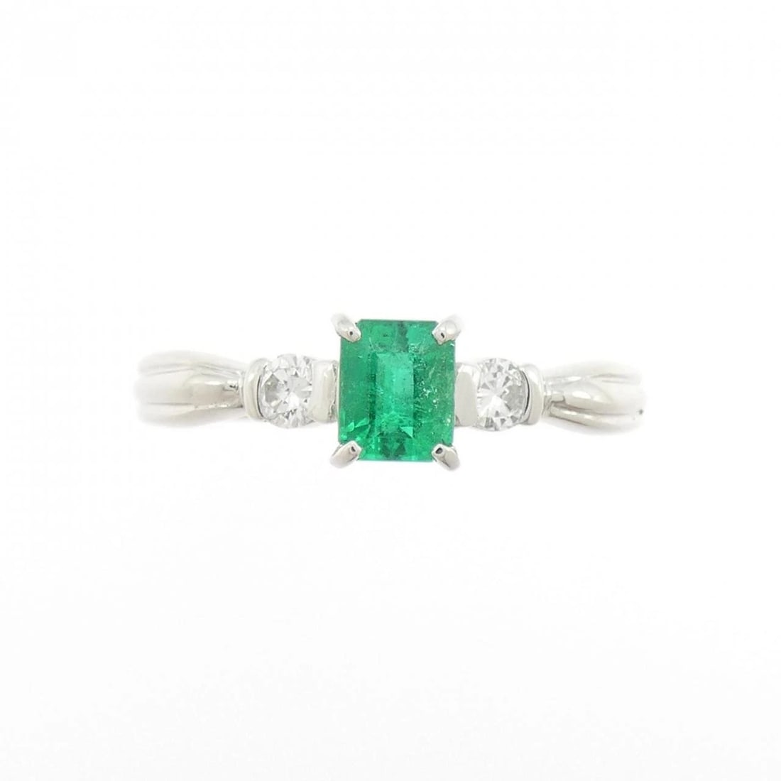 PT900 EMERALD RING: PT900 Emerald Ring Brand: Unbranded Type/Style: Emerald Ring Material: PT900, Main Stone/Creation EmeraldSecondary Stone Diamond Color: Silver Size: US 6 1/2 Accessories: None Accessories Notice: