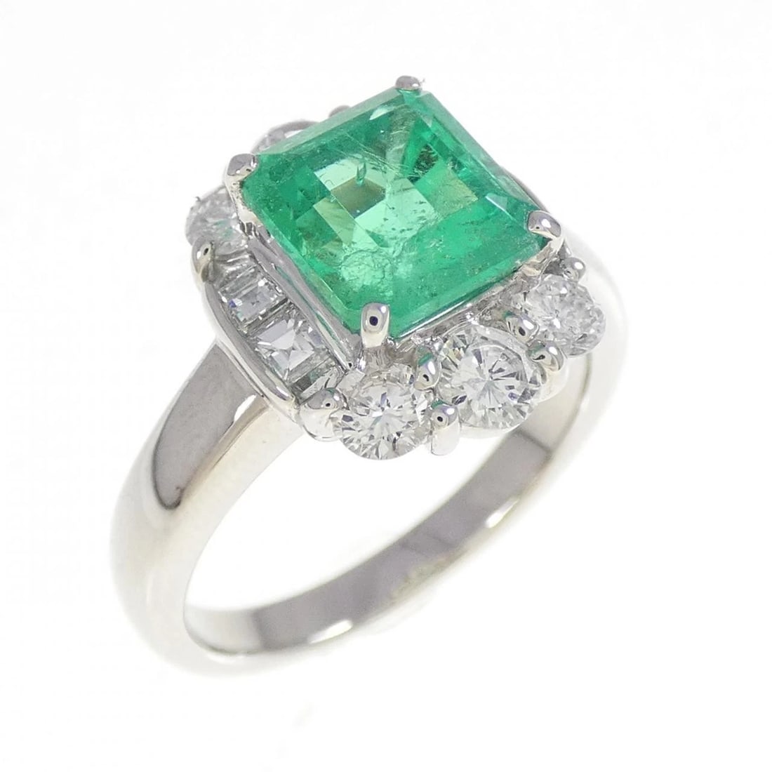 PT900 EMERALD RING: PT900 Emerald Ring Brand: Unbranded Type/Style: Emerald Ring Material: PT900, Main Stone/Creation Emerald Secondary Stone Diamond Color: Silver Size: US 6 1/2 Accessories: None Accessories Notice: