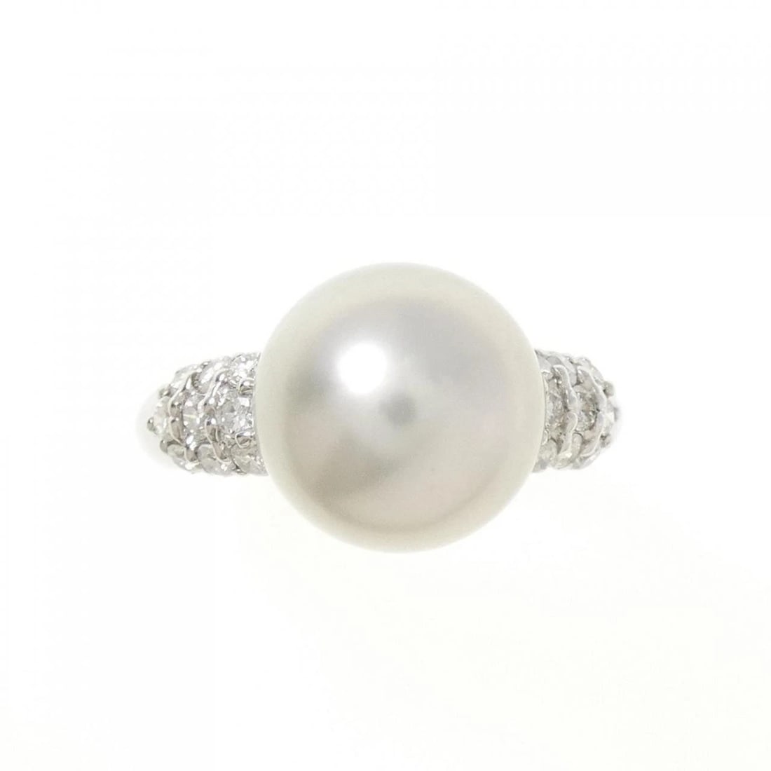 PT900 WHITE BUTTERFLY PEARL RING: PT900 White Butterfly Pearl Ring Brand: Unbranded Type/Style: White butterfly pearl ring Material: PT900, Main Stone/Creation White Butterfly Pearl Secondary Stone Diamond Color: Silver Size: US 5