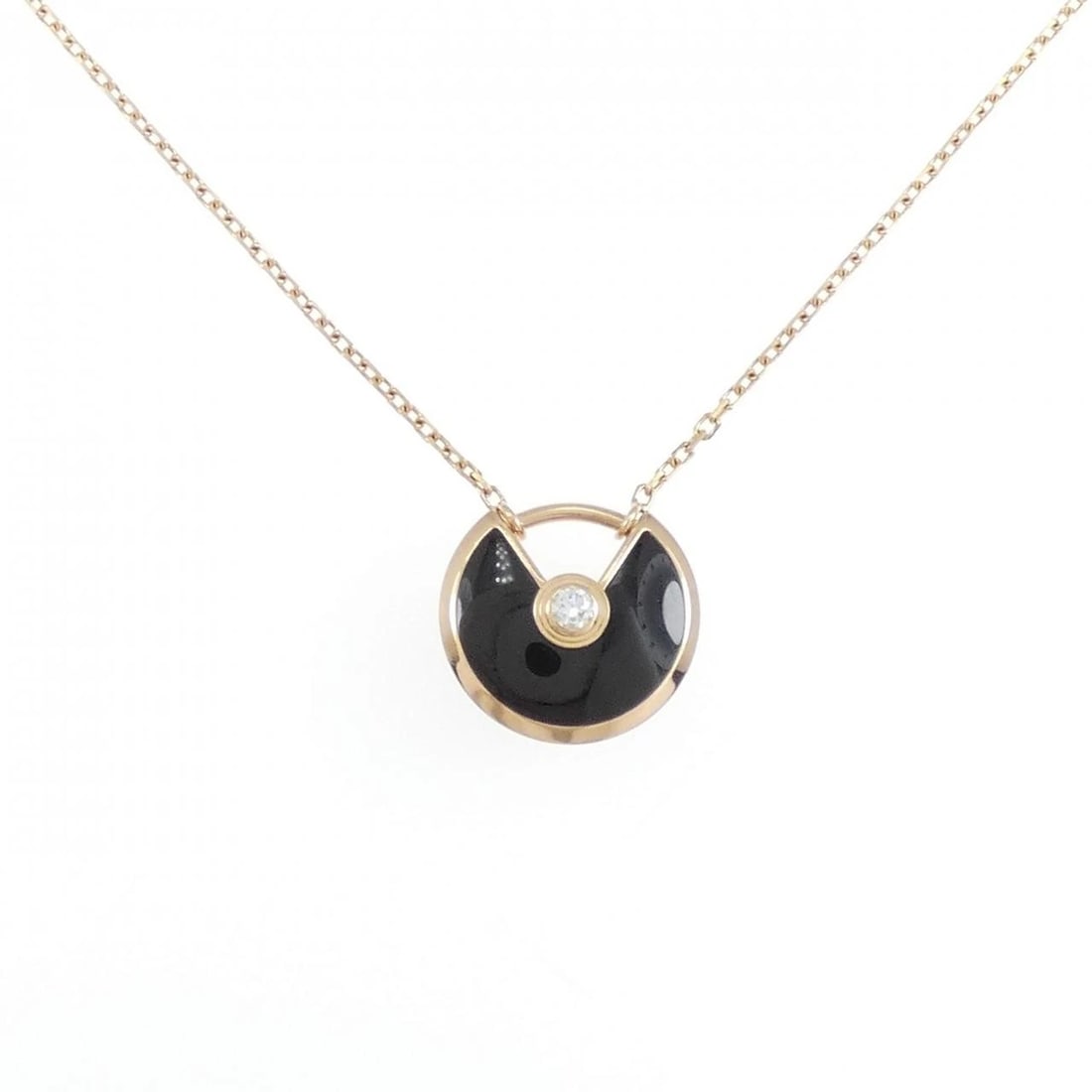 CARTIER AMULET EXTRA SMALL NECKLACE: Cartier Amulet Extra Small Necklace Brand: CARTIER Type/Style: Cartier Necklace Material: 750 Pink Gold, Main Stone/Creation OnyxSecondary Stone diamond Color: Pink Gold Size: 38?41cmActual Size