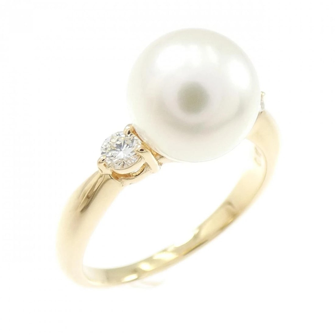 18K YELLOW GOLD AKOYA PEARL RING: 18K Yellow Gold Akoya Pearl Ring Brand: Unbranded Type/Style: Akoya Pearl Ring Material: 18K Yellow Gold, Main Stone/Creation AKOYA PEARL Secondary Stone Diamond Color: YELLOW GOLD Size: US 5 1/4