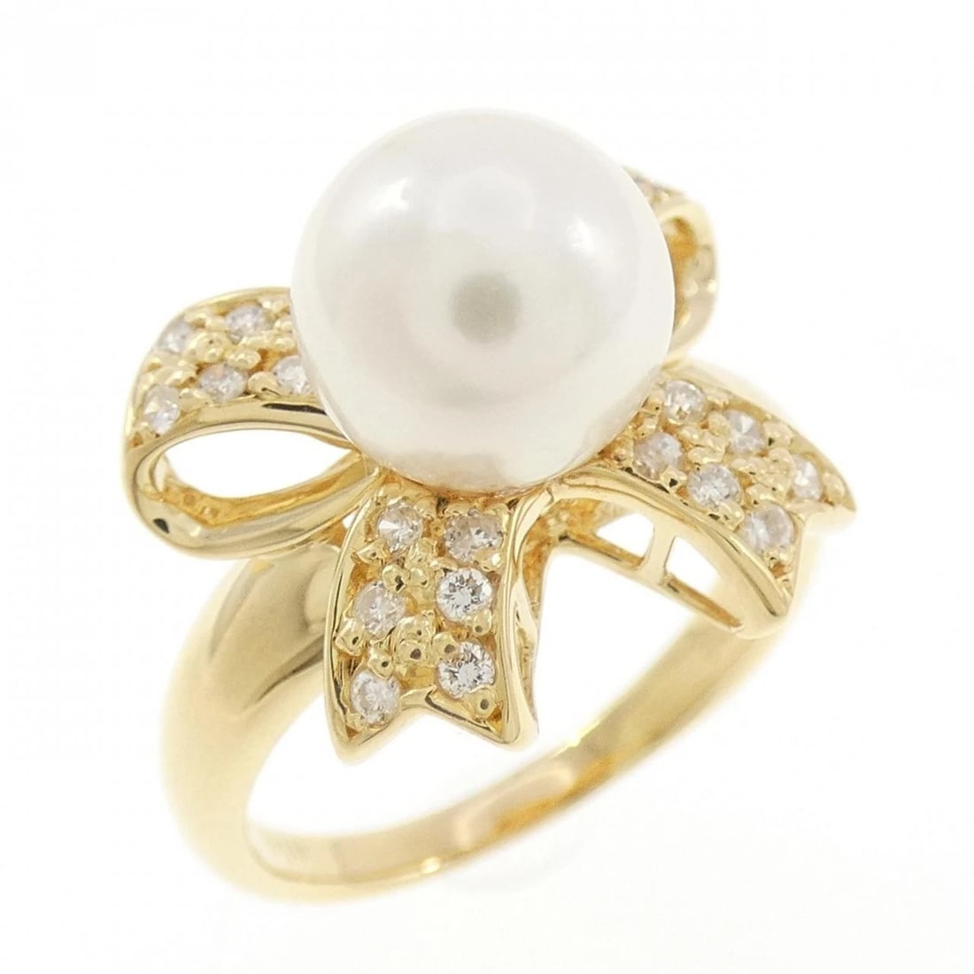 18K YELLOW GOLD RIBBON AKOYA PEARL RING: 18K Yellow Gold Ribbon Akoya Pearl Ring Brand: Unbranded Type/Style: Akoya Pearl Ring Material: 18K Yellow Gold, Main Stone/Creation Akoya Pearl Secondary Stone Diamond Color: Yellow Gold Size: US 5