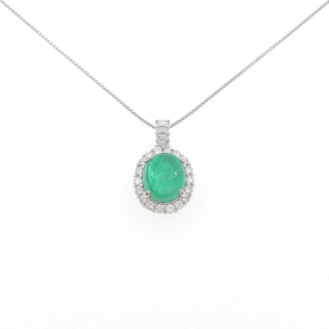 PT900/PT850 EMERALD NECKLACE: PT900/PT850 Emerald Necklace Brand: Unbranded Type/Style: Emerald Necklace Material: PT900/PT850, Main Stone/Creation EmeraldSecondaryStoneDiamond Color: Silver Size: 45cmActual Size Pendant length