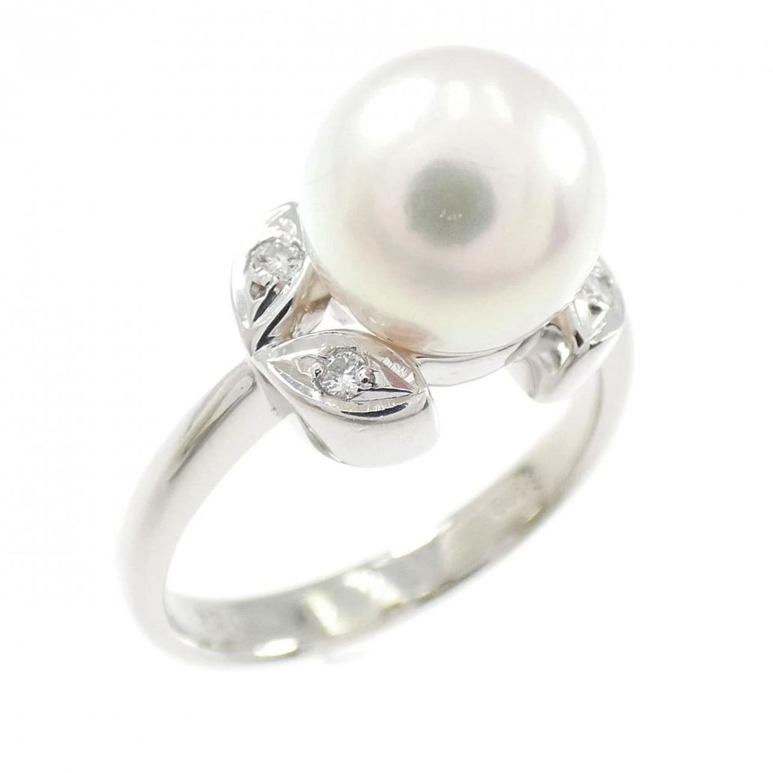 PT900 AKOYA PEARL RING: PT900 Akoya Pearl Ring Brand: Unbranded Type/Style: Akoya Pearl Ring Material: Platinum900, Main Stone/Creation Akoya Pearl Secondary Stone Diamond Color: Platinum Size: US 5 Accessories: None