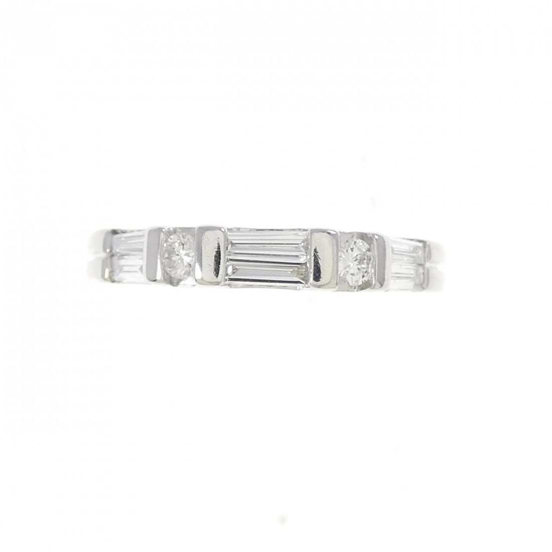 750WG DIAMOND RING: 750WG diamond ring Brand: Unbranded Type/Style: Diamond ring Material: 750WG, Main Stone/Creation Natural Color: White Gold Size: US 5 1/2 Accessories: None Accessories Notice: When purchasing