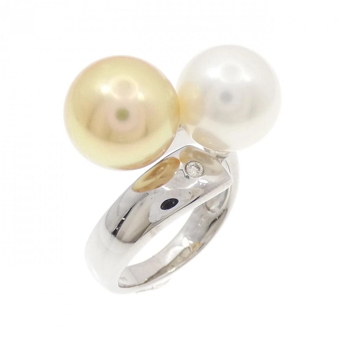 K18WG WHITE BUTTERFLY PEARL RING: K18WG White Butterfly Pearl Ring Brand: Unbranded Type/Style: White Butterfly Pearl Ring Material: K18WG, Main Stone/Creation WHITE BUTTERFLY PEARL Secondary Stone Diamond Color: White Gold Size: US