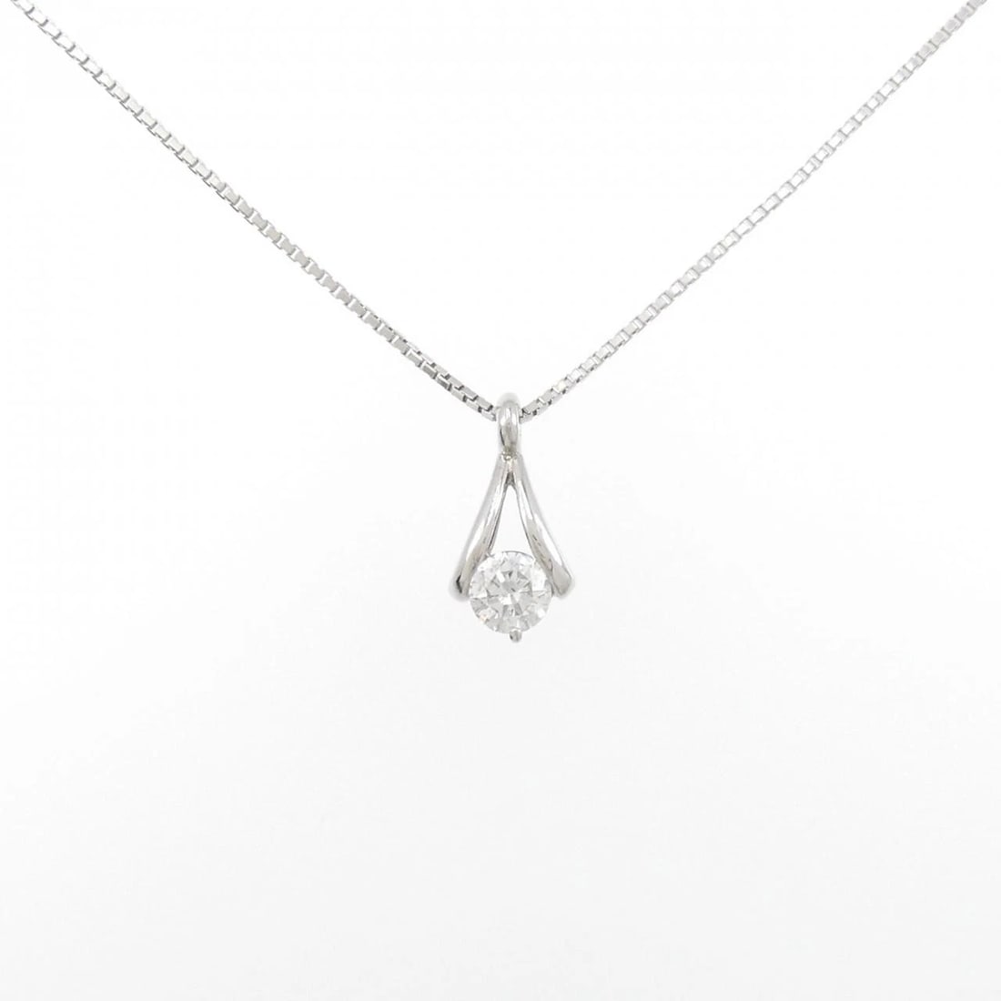 PT900/PT850 DIAMOND NECKLACE: PT900/PT850 Diamond Necklace Brand: Unbranded Type/Style: Diamond Necklace Material: PT900/PT850, Main Stone/Creation NATURAL Color: Silver Size: 41CM Actual Size Pendant length approx. x width