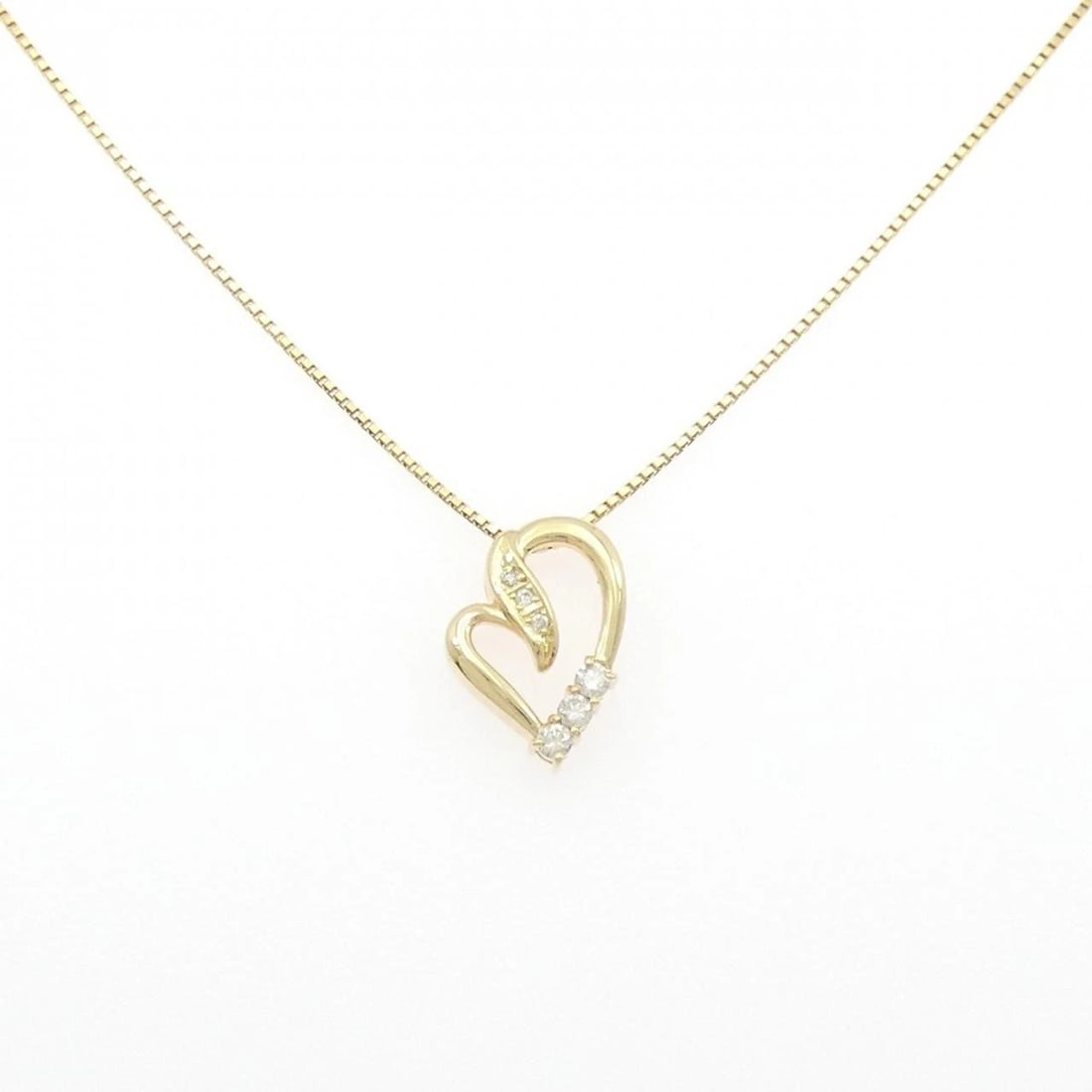 K18YG HEART DIAMOND NECKLACE: K18YG Heart Diamond Necklace Brand: Unbranded Type/Style: Diamond Necklace Material: K18YG, Main Stone/Creation Natural Color: Yellow Gold Size: Actual Size Pendant length approx. x width approx.: