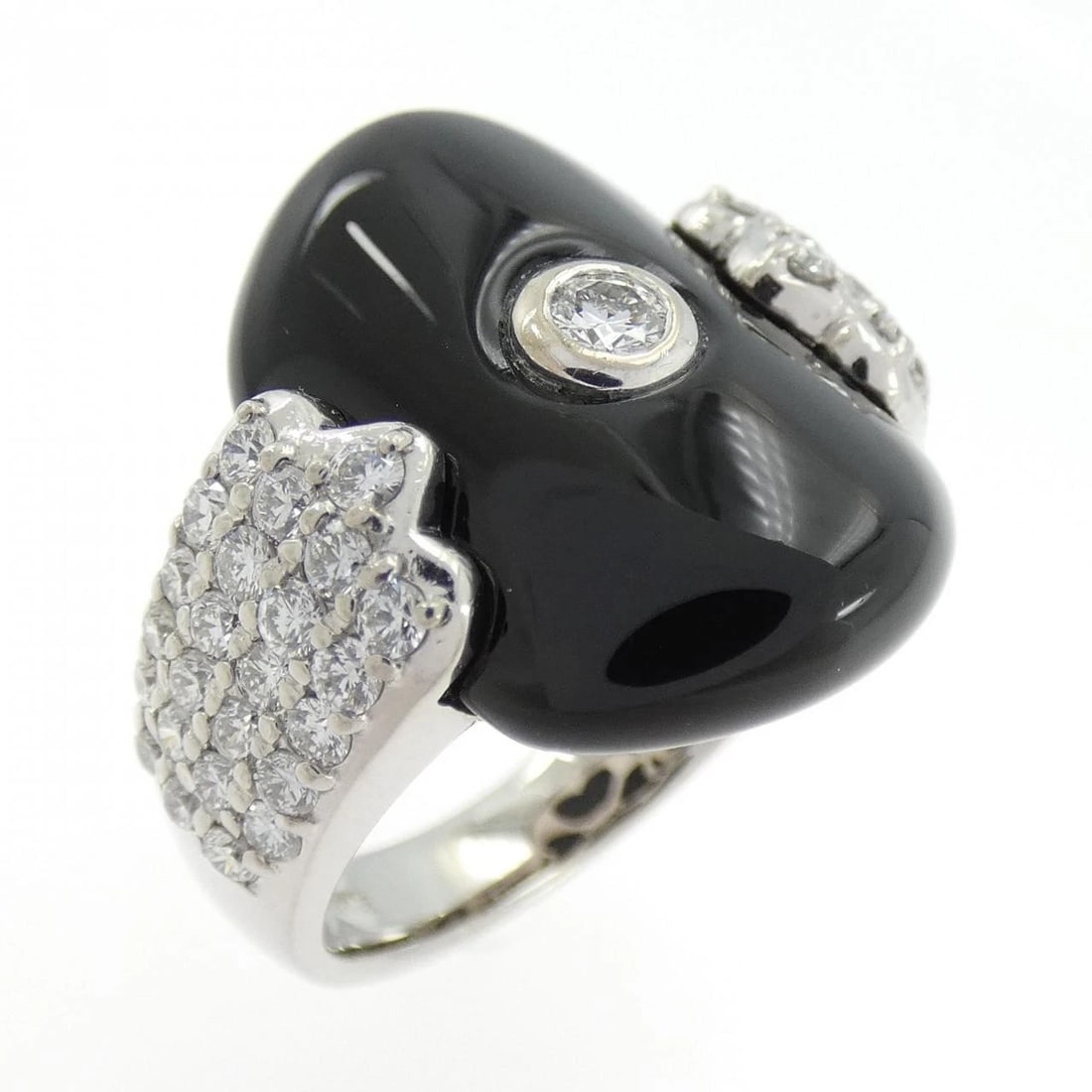 K18WG ONYX RING: K18WG Onyx Ring Brand: Unbranded Type/Style: Onyx Ring Material: K18WG, Main Stone/Creation ONYX Secondary Stone Diamond Color: White Gold Size: US 6 1/4 Accessories: None Accessories Notice: When