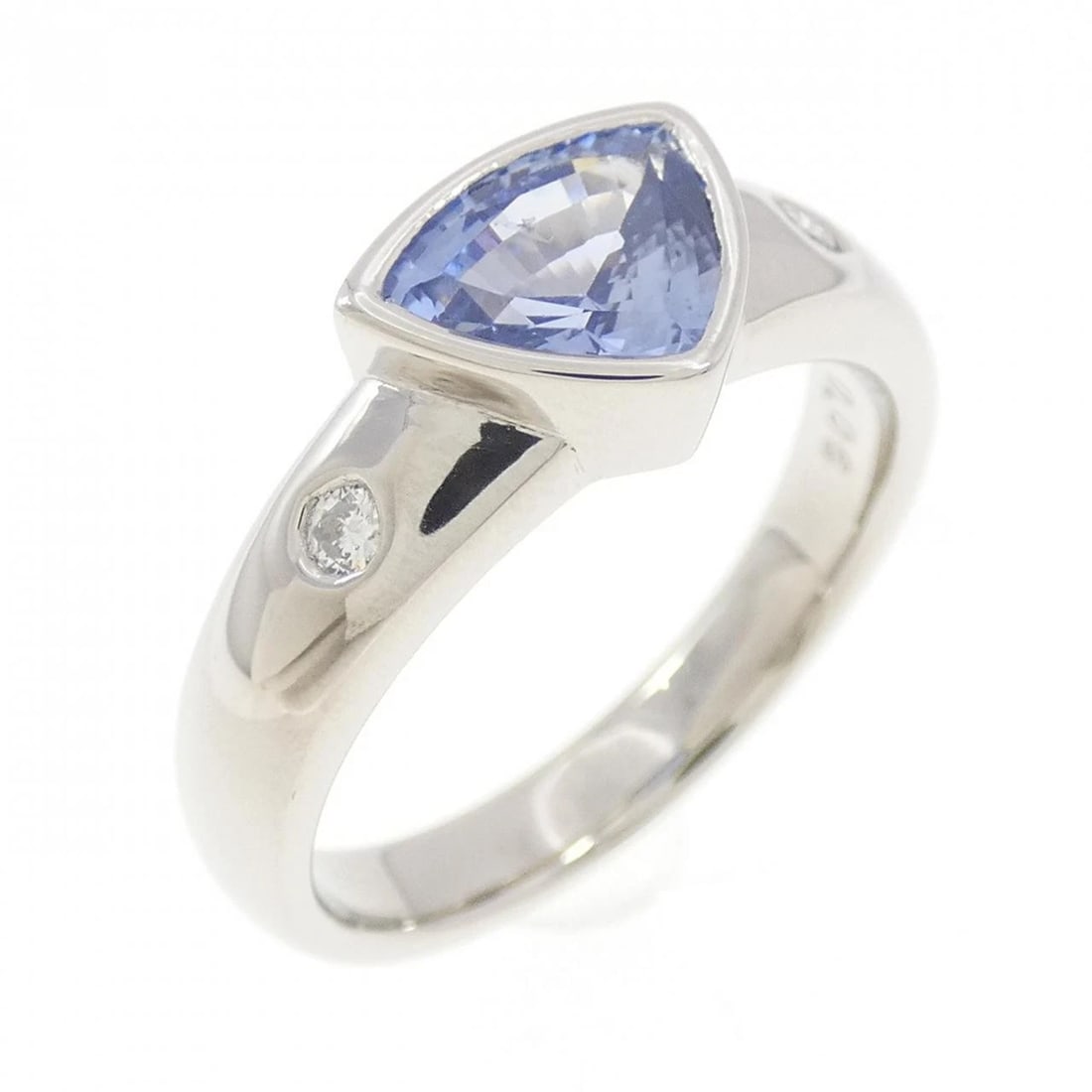 PT900 SAPPHIRE RING: PT900 Sapphire Ring Brand: Unbranded Type/Style: Sapphire Ring Material: Platinum900, Main Stone/Creation Sapphire Secondary Stone Diamond Color: Platinum Size: US 6 1/4 Accessories: None Accessories