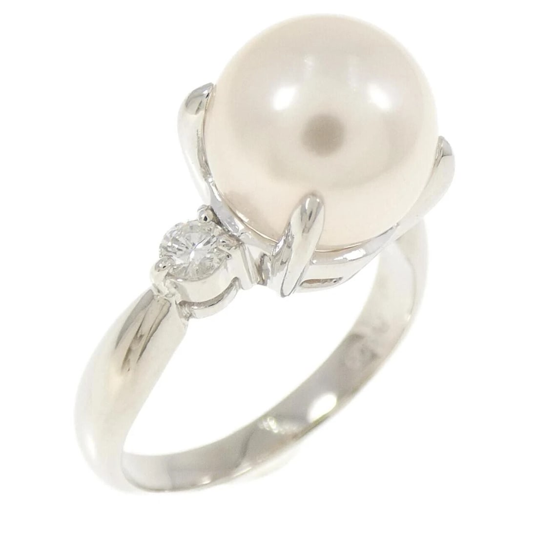 PT900 AKOYA PEARL RING: PT900 Akoya Pearl Ring Brand: Unbranded Type/Style: akoya pearl ring Material: PT900, Main Stone/Creation Akoya PearlSecondary Stone diamond Color: Silver Size: US 5 1/4 Accessories: None