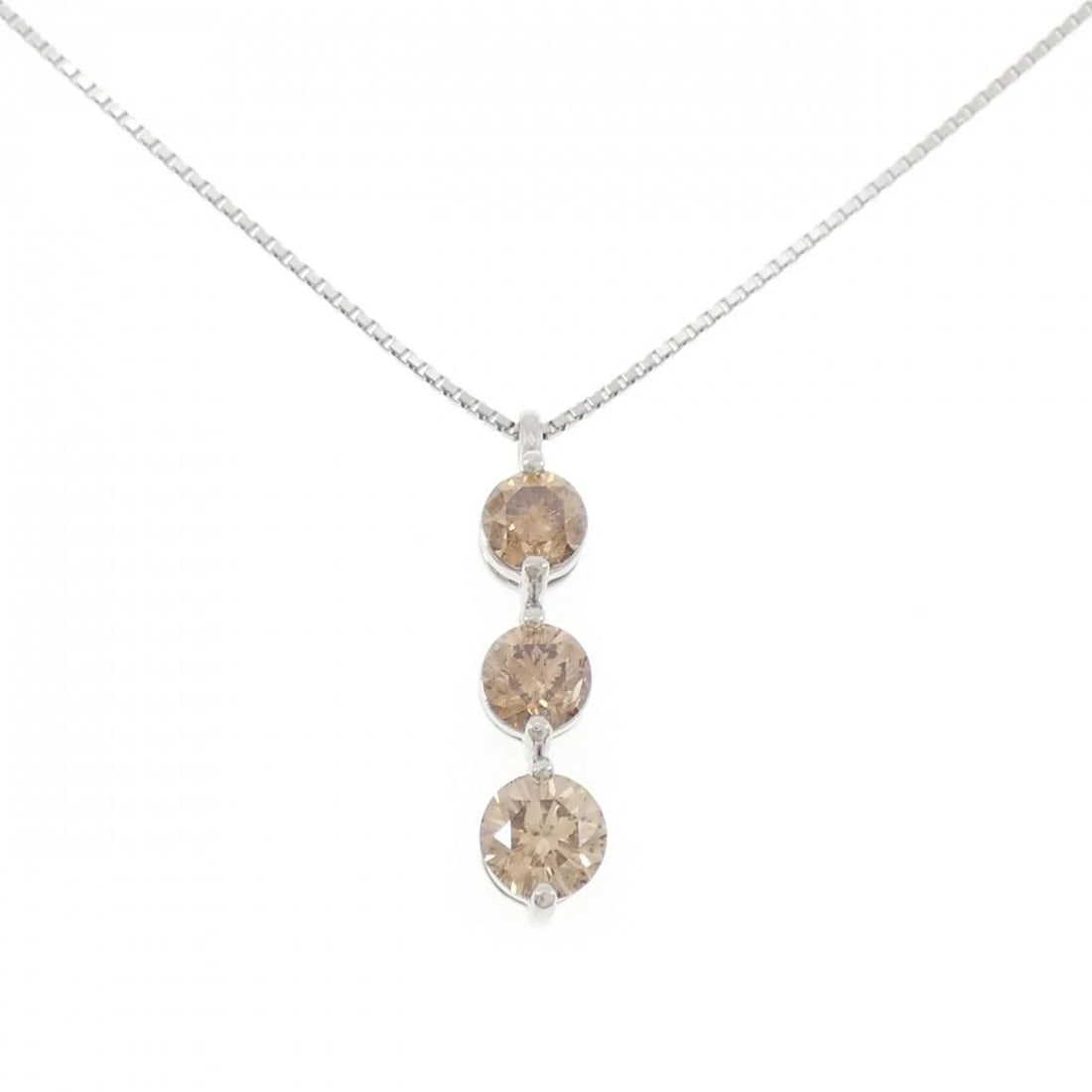 PT900/PT850 DIAMOND NECKLACE: PT900/PT850 Diamond Necklace Brand: Unbranded Type/Style: Diamond Necklace Material: PT900/PT850, Main Stone/Creation Natural Color: Platinum Size: Actual Size Pendant length approx. x width approx.: