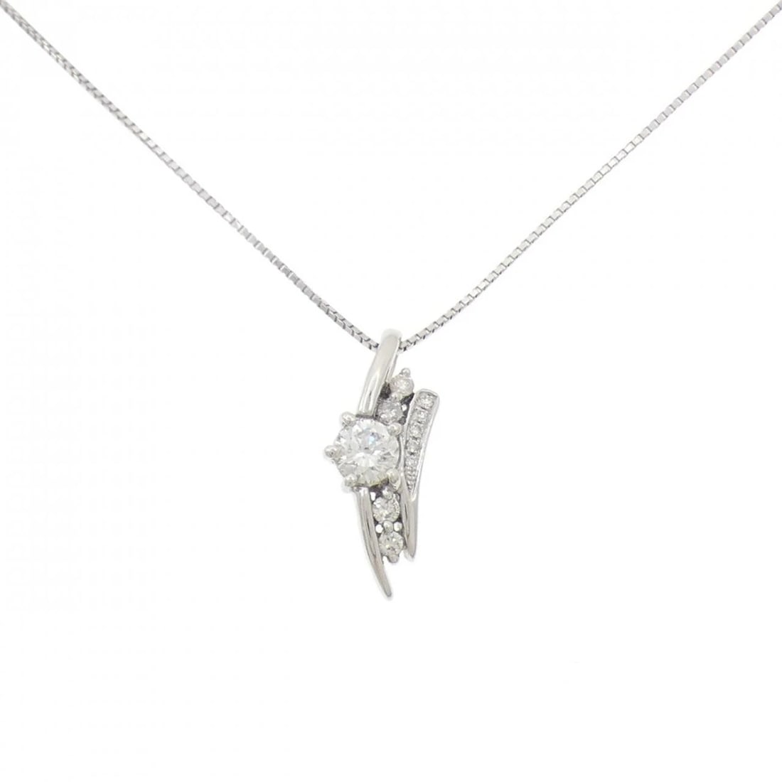 PT900/PT850 DIAMOND NECKLACE: PT900/PT850 Diamond Necklace Brand: Unbranded Type/Style: Diamond Necklace Material: PT900/PT850, Main Stone/Creation Natural Color: silver Size: 40cmActual Size Pendant length approx. x width