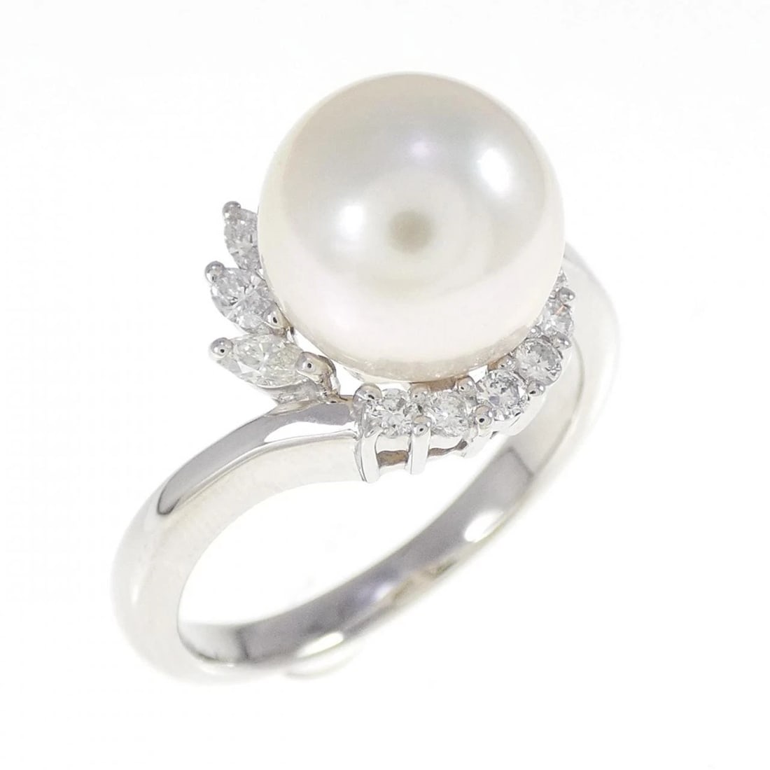 PT900 AKOYA PEARL RING: PT900 Akoya Pearl Ring Brand: Unbranded Type/Style: akoya pearl ring Material: PT900, Main Stone/Creation AKOYA PEARL Secondary Stone Diamond Color: Silver Size: US 9.5 Accessories: None Accessories