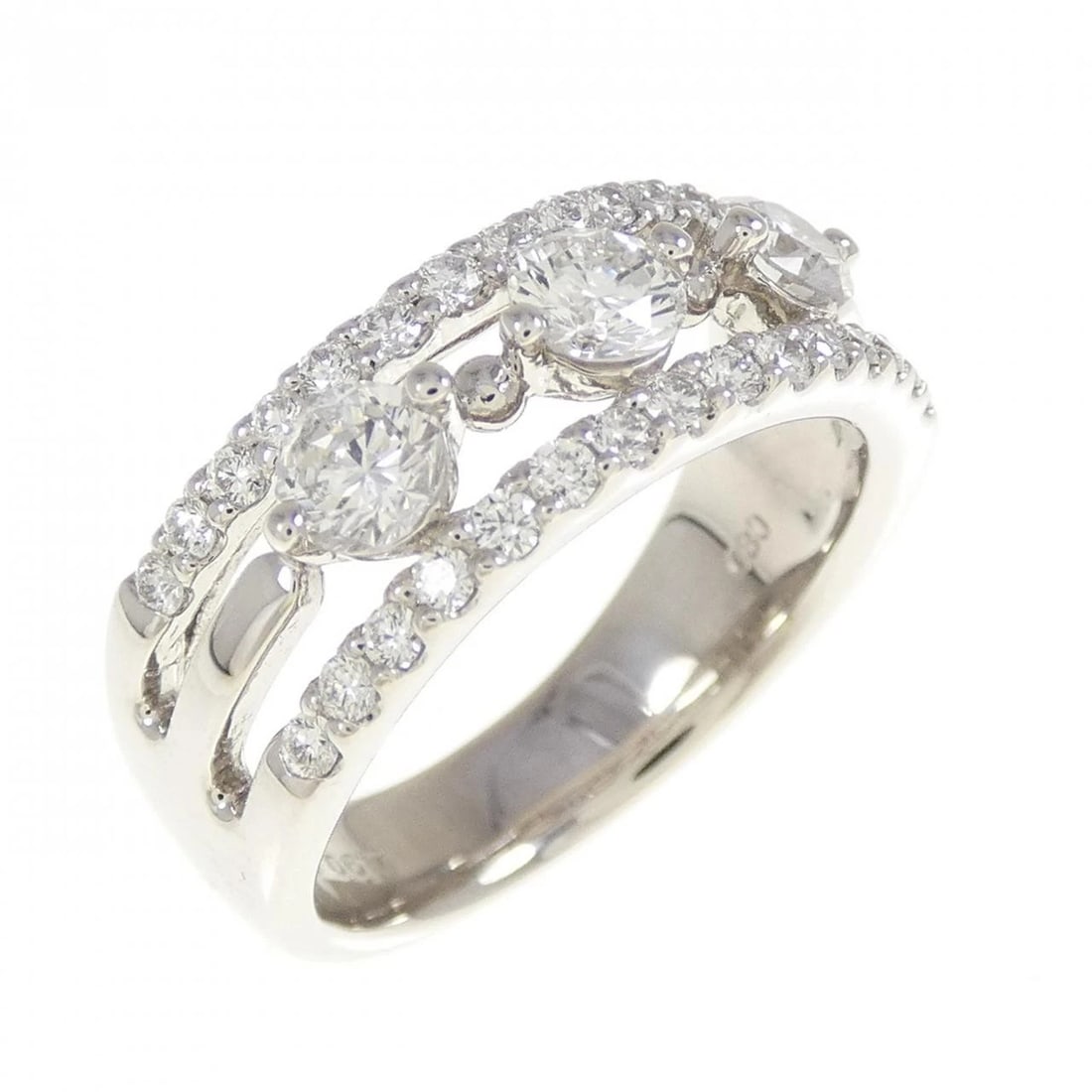 PT900 DIAMOND RING (1 of 3)