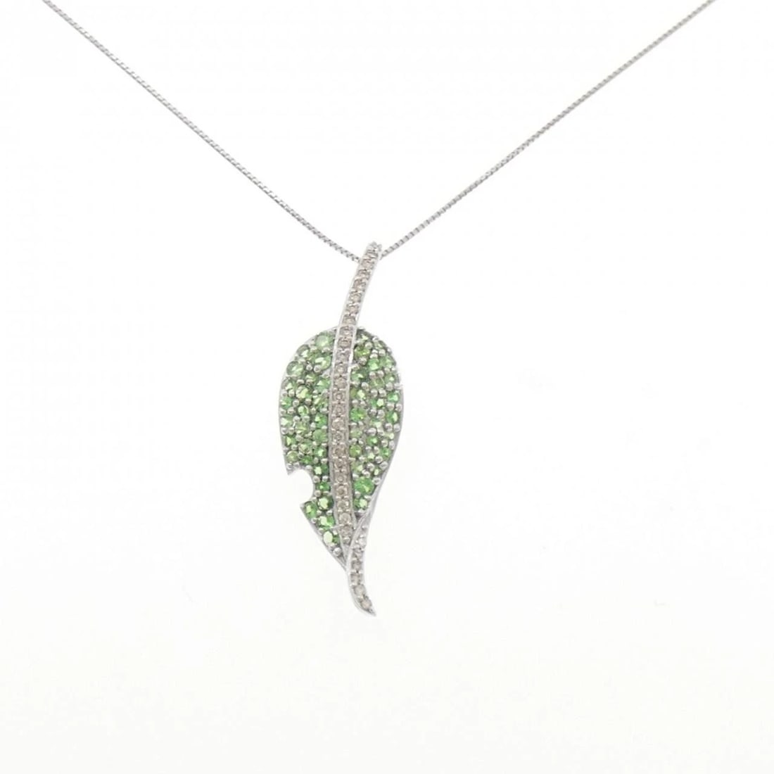 K18WG LEAF GREEN GARNET NECKLACE: K18WG Leaf Green Garnet Necklace Brand: Unbranded Type/Style: Garnet Necklace Material: 18k White Gold, Main Stone/Creation Garnet Secondary Stone Diamond Color: White Gold Size: Actual Size Pendant