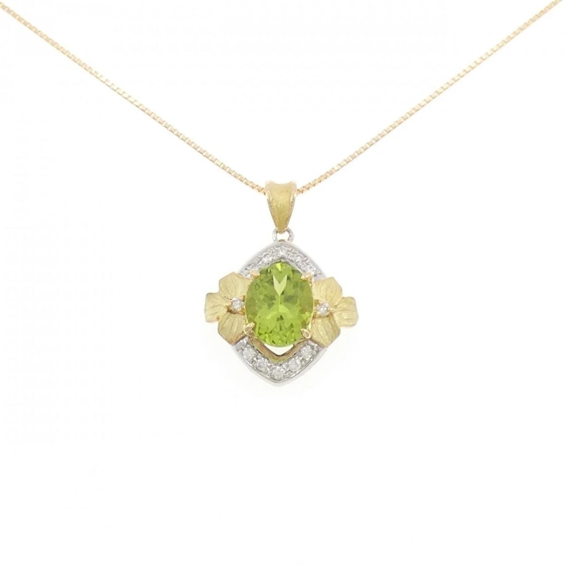 PT900/K18YG FLOWER PERIDOT NECKLACE: PT900/K18YG Flower Peridot Necklace Brand: Unbranded Type/Style: Peridot Necklace Material: PT900/K18YG, Main Stone/Creation PERIDOT Secondary Stone Diamond Color: Silver,YG Size: 45CM Actual Size